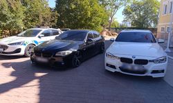 Banaz'da drift atan 2 BMW otomobil saklandıkları yerden alınarak emniyete çekildi
