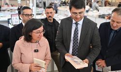 Uşak Valisi Kartal, Uşak 2'inci Kitap Fuarı'nda incelemelerde bulundu