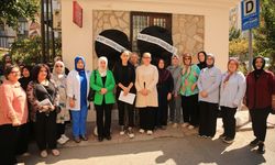 Vekile küfürlü yorum yazdığı öne sürülen muhtarın binasının önüne siyah çelenk