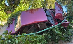 Uşak Aybey Mahallesi'nde kaza yapan otomobilin istinat duvarında asılı kaldı