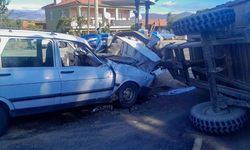 Uşak'ın Eşme ilçesinde manevra yapan traktöre çarpan otomobilin sürücüsü yaralandı