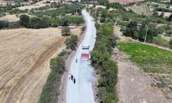 Gördes'te 1999'da yapılan yola yıllar sonra asfalt atıldı