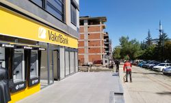 Vakıfbank'ın Uşak İsmetpaşa Caddesi şubesi, geçici olarak Şeref Caddesine taşındı