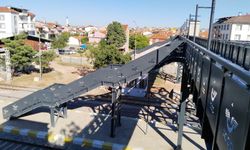 Uşak Tren Garı ve Ofis Sokak arasındaki bağlantıyı sağlayan yaya üst geçidi kullanıma açıldı