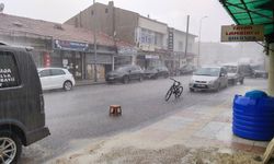 Uşak'ta aniden bastıran yağmur yaşamı olumsuz etkiledi! Esnafın işyerlerini yer yer su bastı!
