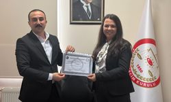 Yeni Parti Uşak Merkez İlçe Başkanı Gülay Çolak mazbatasını aldı