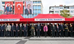 Uşak'ta Cumhuriyet Bayramı nedeniyle Atatürk Anıtına çelenk kondu