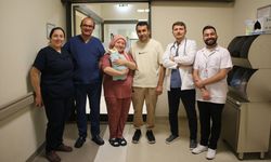 Organlarının büyük bölümü göğüs kafesinde gelişen bebek Kütahya'da sağlığına kavuştu