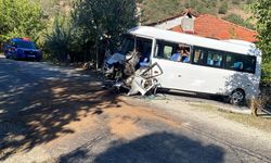 Uşak'ta kamyon ve öğrenci servisi çarpıştı!