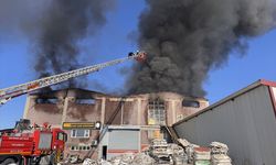 Uşak Tekstil OSB'deki fabrikada çıkan yangın kontrol altına alındı