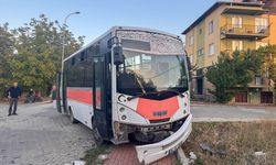 Uşak'ta şehiriçi otobüs ile otomobil çarpıştı