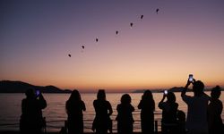 Fethiye'deki ışıklı paramotor gösterisi yoğun ilgi çekti