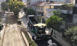 Salihli'de 2 mahalleyi bağlayan Ferah Caddesi'nde asfaltlama çalışması başladı