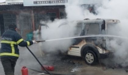 Uşak'ta hafif ticari araçtaki yangın güvenlik kamerasında
