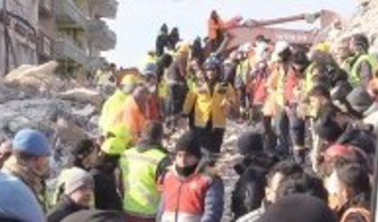 Uşak’tan Gelen Ekiplerinin de Yer Aldığı Kurtarma Grubu Enkazda 132 saat kalan radyoloji teknisyenini,  babasının bile umudu kestiği anda kurtardı