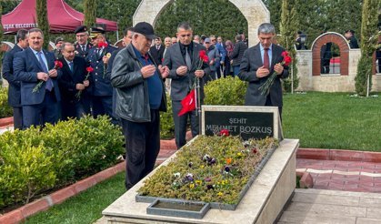 Uşak'ta şehitlerin ruhları için dualar edildi, mezarlarına çiçekler kodu
