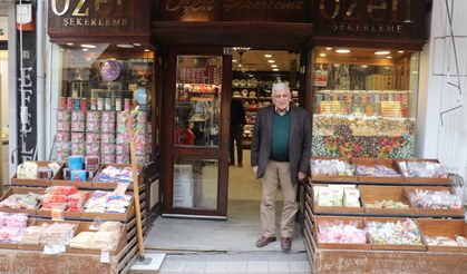 Kütahya'nın 65 yıllık şekercisi bu bayramda şeker satıyor