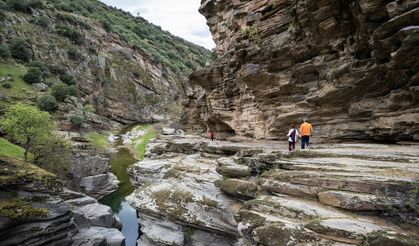 Uşak'ta Gediz Nehri üzerinde oluşan doğal güzellik: Taşyvaran Vadisi