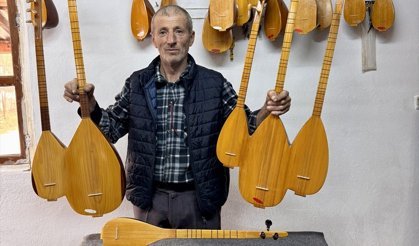 Seydikemerli'nin 37 yıllık Orhan ustası 5 metrekarede bağlama ve cura üretiyor