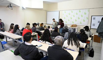 Uşak Üniversitesi Personeline Mum Boyama Etkinliği Düzenledi