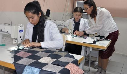 Atık kumaşlardan seccade dikerek geri dönüşüme katkı sağlıyorlar