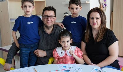 İzmir Tepecik Eğitim ve Araştırma'dan Nazife Demir, yoğun bakımda çalışmasına rağmen üçüz çocuklarını ihmal etmiyor