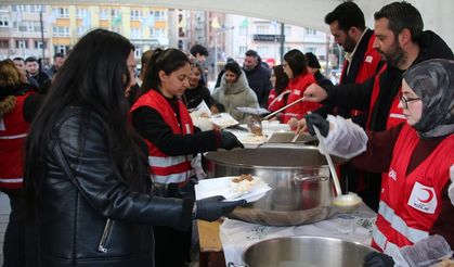 Kütahya'da Türk Kızılay Derneği'nin iftar çadırında gönüllüler görev alıyorlar!