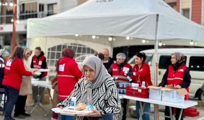 Kızılay, Uşak'ın komşusu Manisa'da 85 bin kişiye iftar yemeği ikram etti