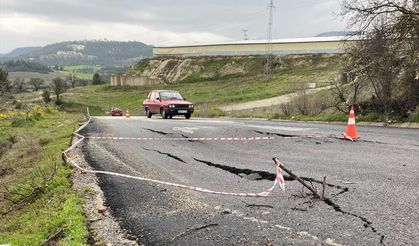 Uşak'ın komşusu Selendi'de yol çöktü