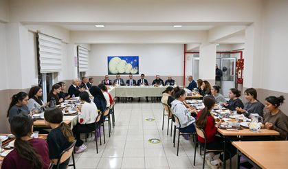 Uşak Valisi Kartal, pansiyonda kalan kız öğrencilerin talep ve beklentilerini dinledi