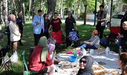 Uşak'ın komşusu Kütahya'da parkta yere çöp atana 3 bin 705 TL ceza
