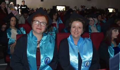 Afyonlu Gülhan Öztabak ve Sultan Baykent, 56 yaşında üniversite mezunu oldular