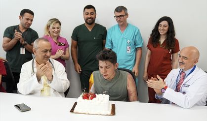 Entübe halde hastaneye getirilen üniversiteli genç, doğum günü kutlanarak taburcu edildi