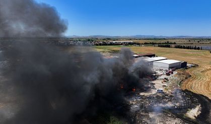 Çiğli'deki geri dönüşüm tesisindeki yangın nedeniyle gök yüzü dumanla kaplandı