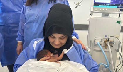 İzmir Şehir Hastanesi'nde anne karnındaki operasyonla ayrık omurgası olan bebek sağlıklı bir şekilde doğdu