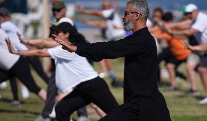 Güzelbahçe'deki tai chi dersleri, dinginlik arayanları sahilde buluşturuyor