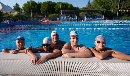 İzmir Mavi Kulaçlar'da mücadele eden 5 engelli sporcu şampiyonluk için kulaç atıyorlar