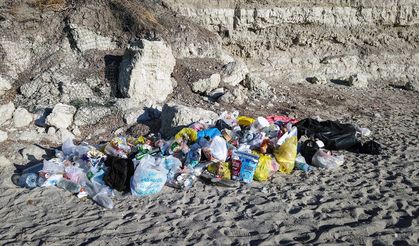 Dikili'nin berrak deniziyle bilinen Pissa Koyu'nu çöplerle mahvettiler!