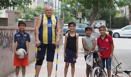 5 yaşında başlayan Fenerbahçe tutkusunu 55 yıldır kıyafetlerine yansıtıyor