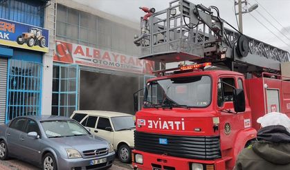 Kütahya Galericiler Sitesi'ndeki yangında 3 işyeri hasar gördü