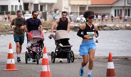 Koşuya olan tutkusunu 10 aylık kızı Deniz'le birlikte devam ettiriyor