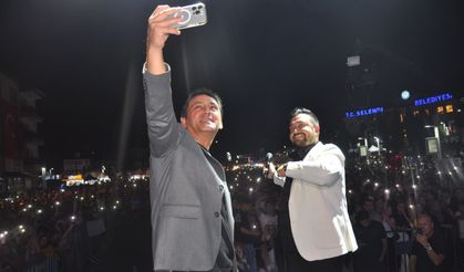 Selendi Belediye Başkanı Daban ve Hüseyin Kağıt sahnede karşılıklı oynadılar