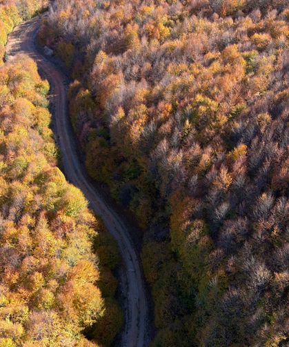 Kütahya'daki Boyalı Dağı, sonbaharın renklerine boyandı