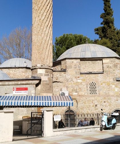 Bugünkü Cuma hutbesinde, kısa ve dar giyinenlere yönelik uyarılara yer verildi