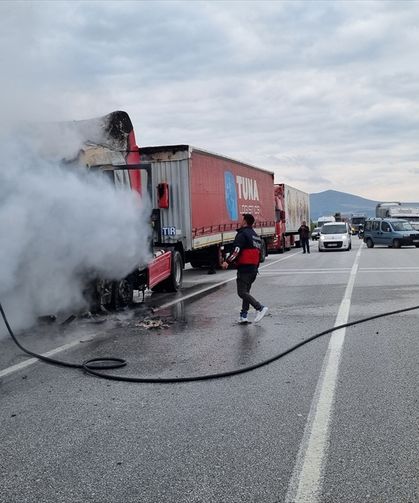 Kütahya, Uşak ve Afyonkarahisar yol ayrımındaki Altıntaş kavşağında tır alev aldı