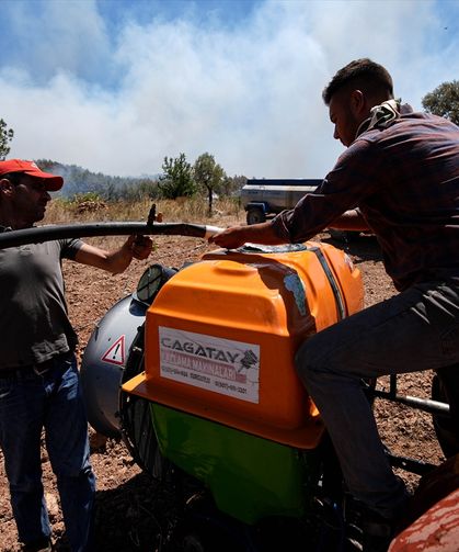 Kuyucak ve Doğanbey'deki yangının söndürülmesi için köylüler ilaçlama makinelerini seferber ettiler!