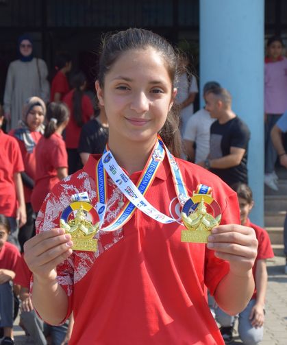 Avrupa şampiyonu Nehir Özcan'a Manisa'daki okulunda coşkulu karşılandı
