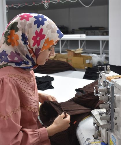 Sinanpaşa Taşoluk'ta kurulan tekstil fabrikasında 50 kadın istihdam ediliyor