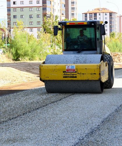 Manisa'nın Cider Yolu ve Menemen Caddesi'nde sıcak asfalt çalışması sürüyor