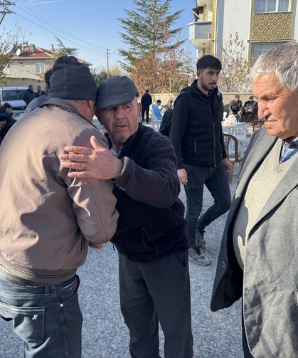 Midye ve kumpir yiyerek zehirlenip hayatını kaybeden ailenin matemi Bolvadin'de de yaşanıyor